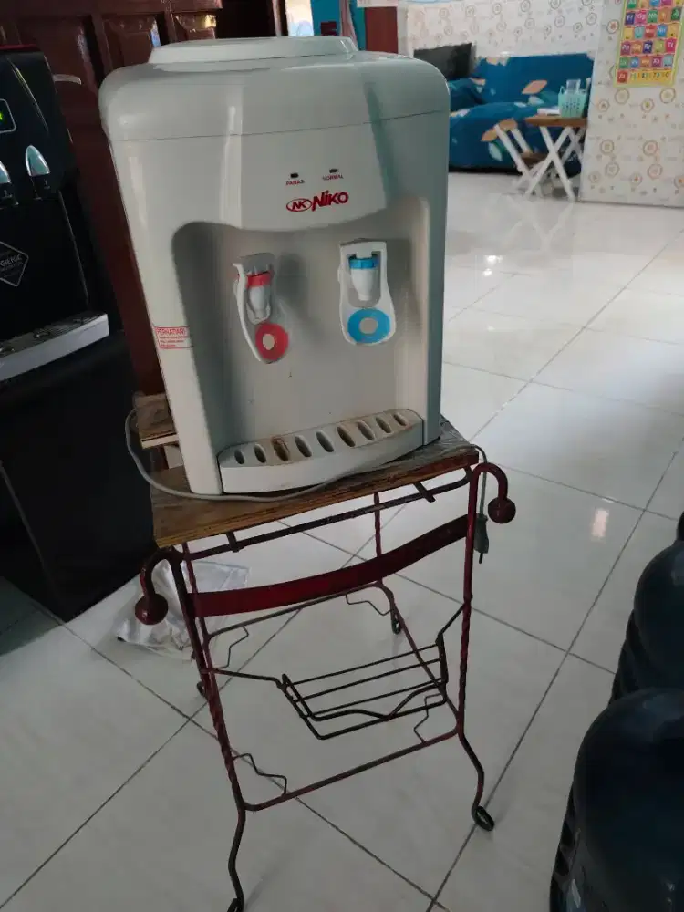 Dispenser air galon atas dengan mejanya