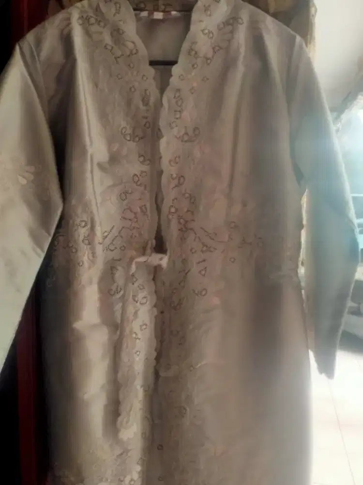 kebaya abu bordir