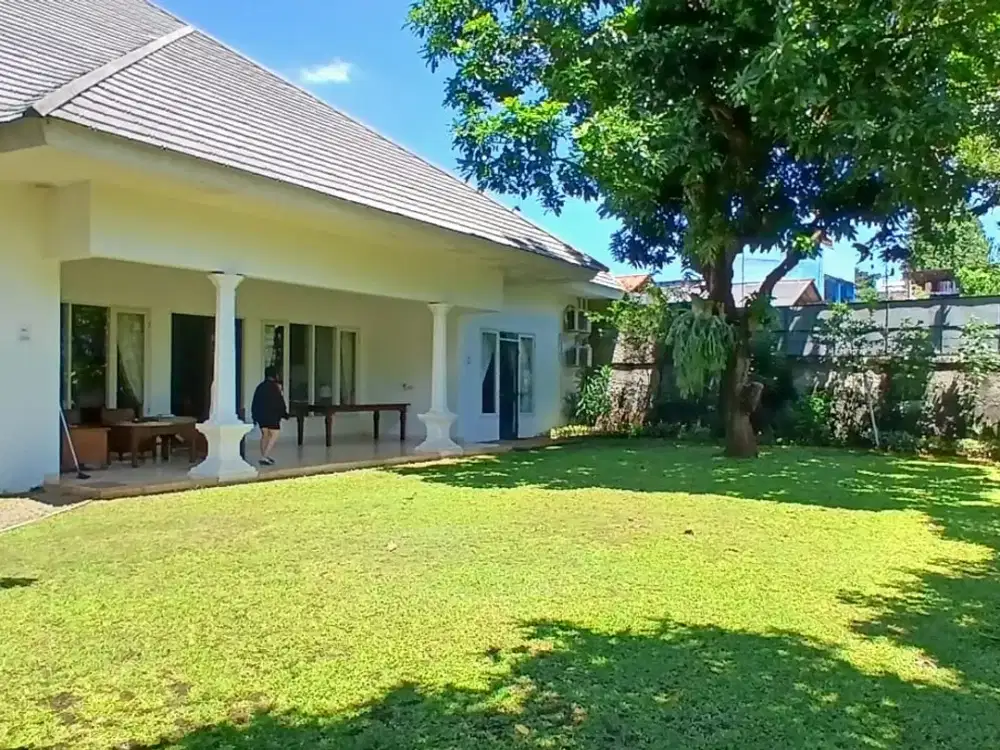 Dijual rumah di jalan saraswati cipete dengan taman yang luas dan kolam renang jakarta selatan