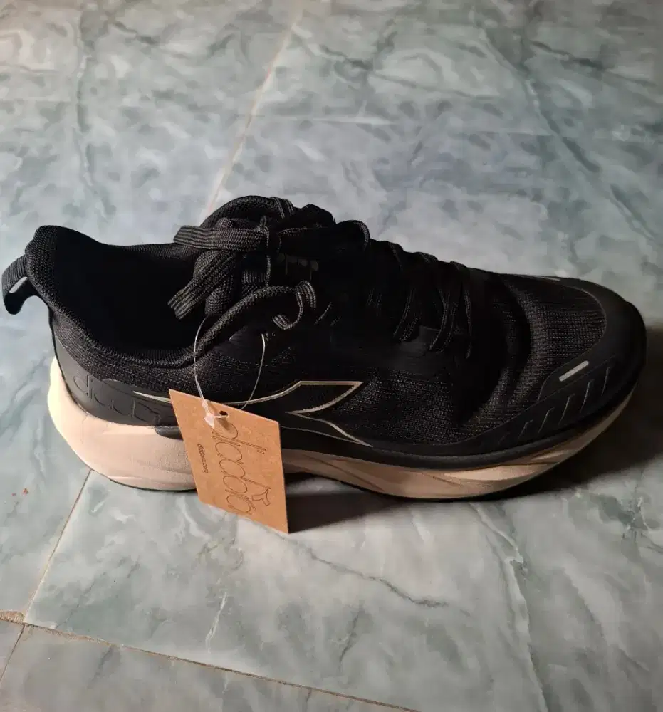 Sepatu merk diadora,kondisi masih baru