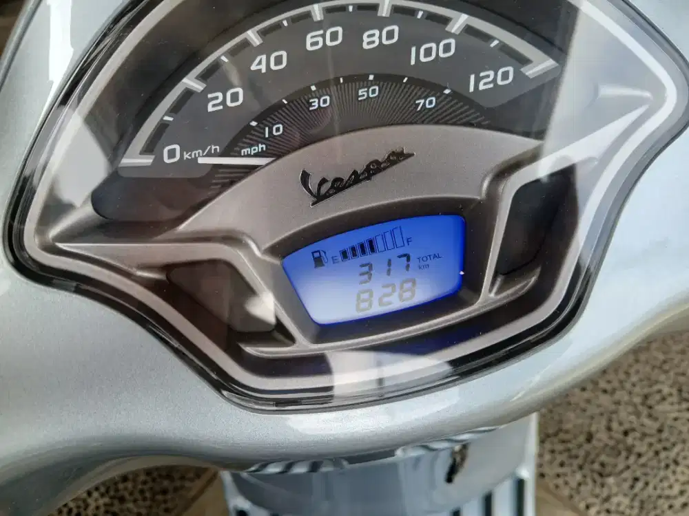 Jual vespa LX, abu2, tangan 1 dari baru atas nama sendiri