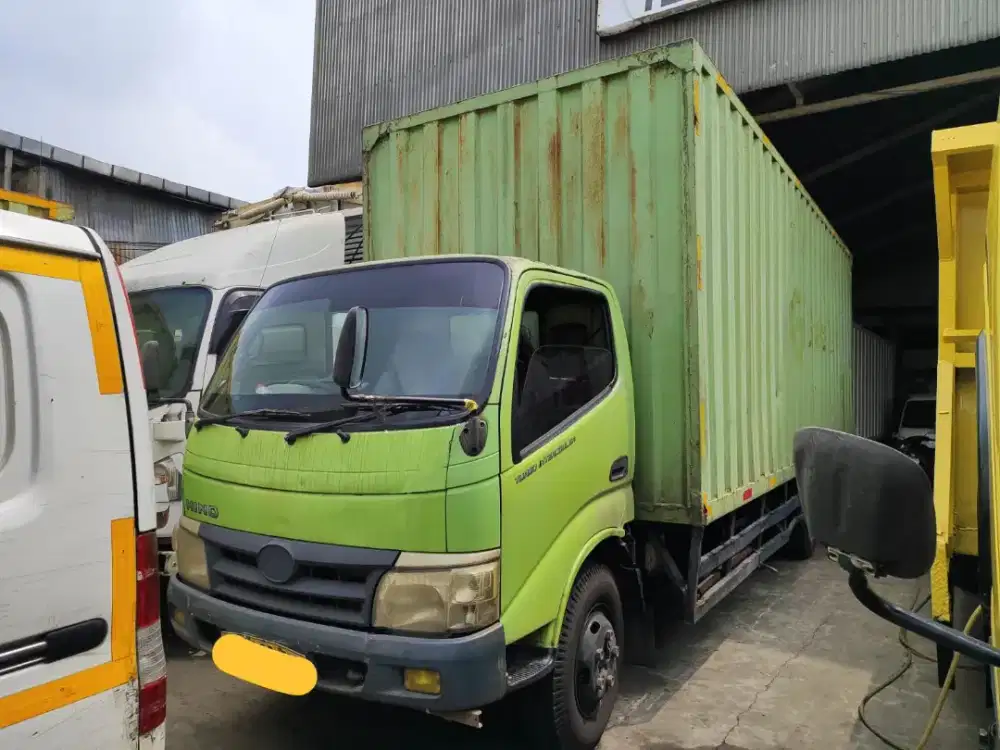 Hino Dutro 110 HD 6 Roda Box Long Chasis Panjang 6,5 meter Tahun 2013