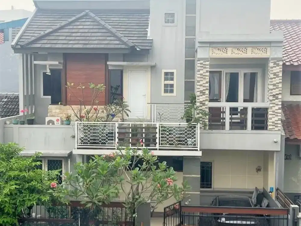 Rumah 4 Kamar Hadap Selatan Semi Furnished AC 3 Unit dengan Taman di Ciputat