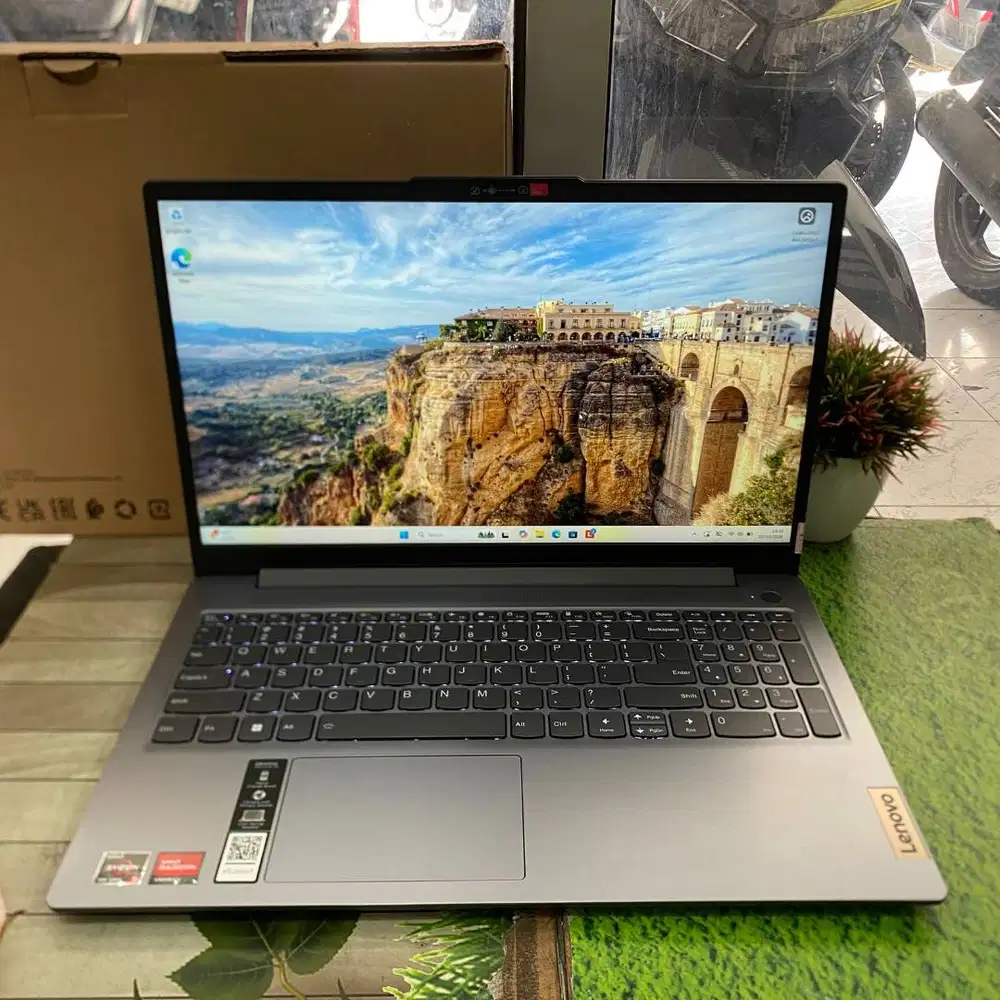 New Lenovo Ideapad Slim 3 Ryzen 5-7520U 8GB 256GB 15.6FHD Windows 11