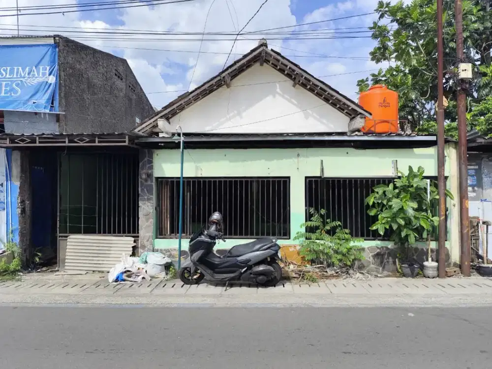 Dijual Rumah Pinggir Jalan Super Strategis Lokasi Laweyan,Solo Luas 217m2 BU!!