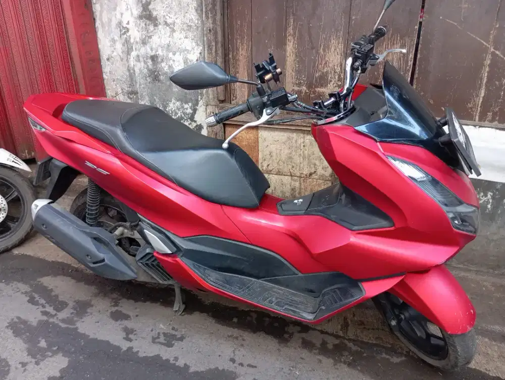 Honda PCX 160 merah