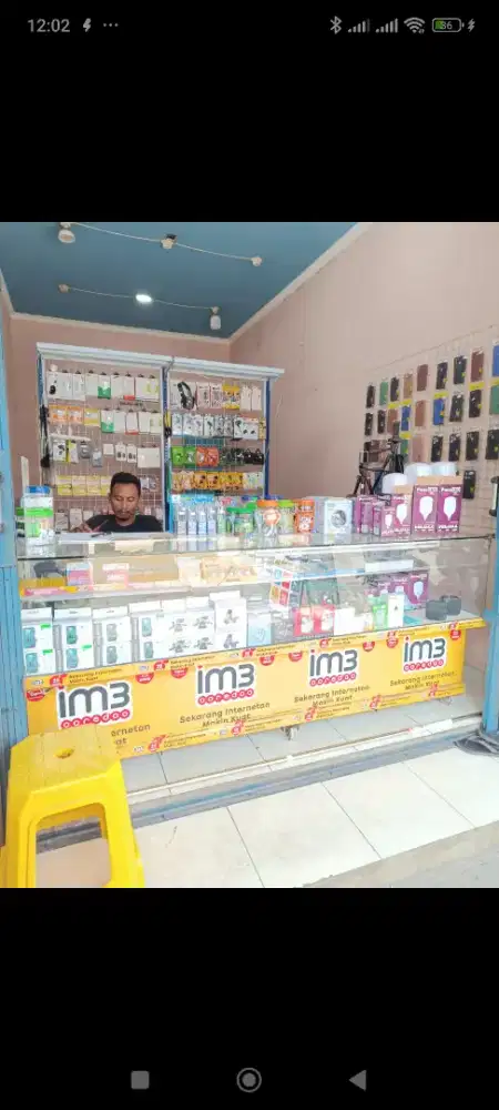 Dibutuhkan karyawati untuk konter pulsa