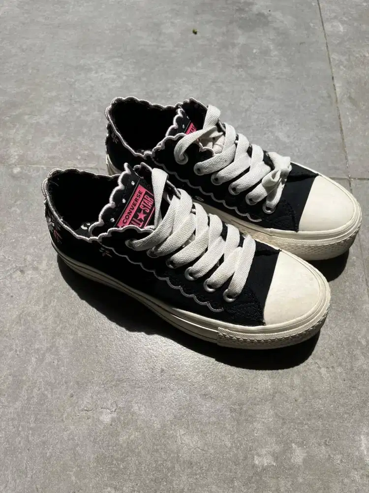 Chuck Taylor All Star Lift Platform Embroidered Flowers Low Top