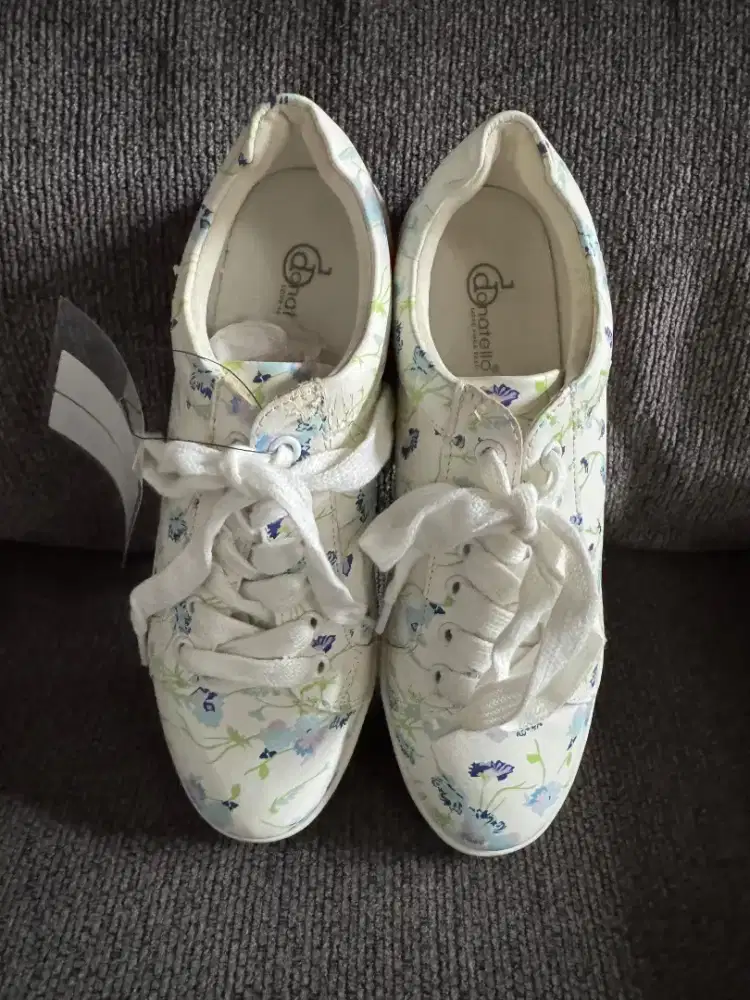 Sepatu motif bunga donatello