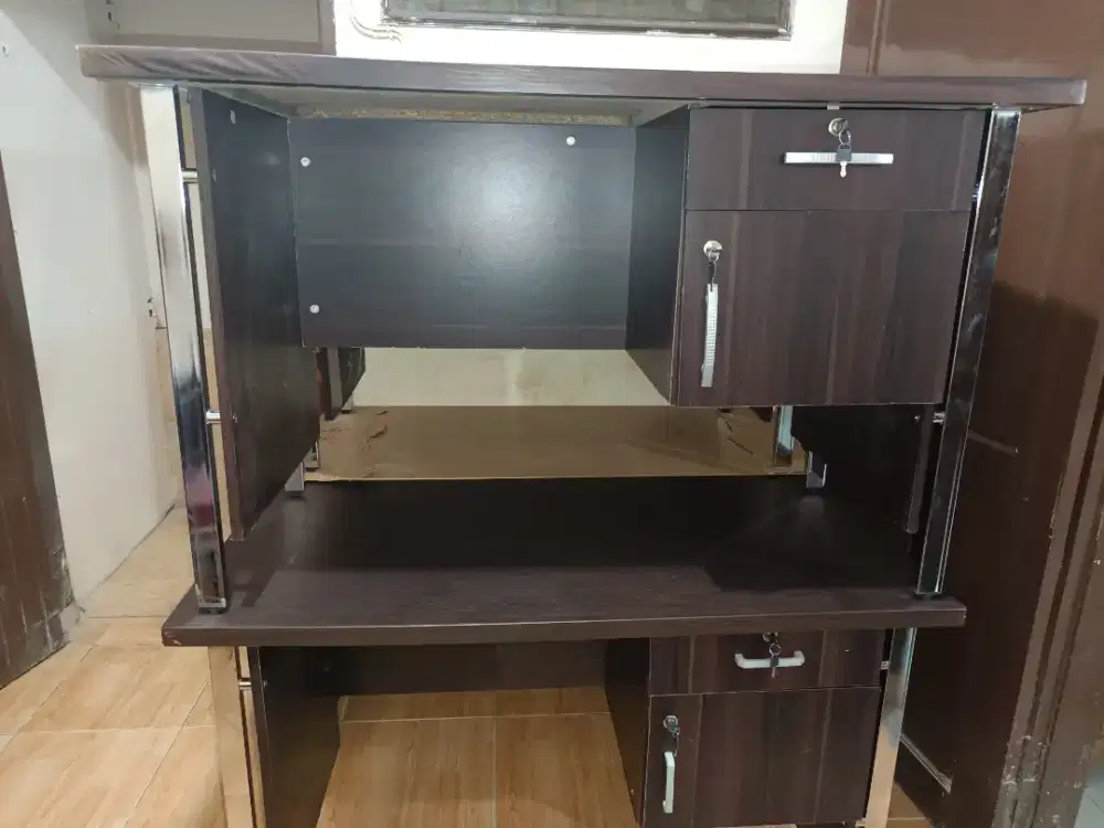 Meja kantor 1/2 biro seken murah