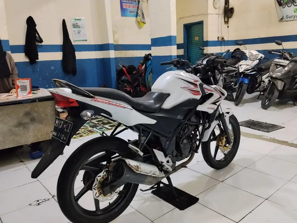 dijual cepat honda cb 150R 2013 siap pakai surat lengkap