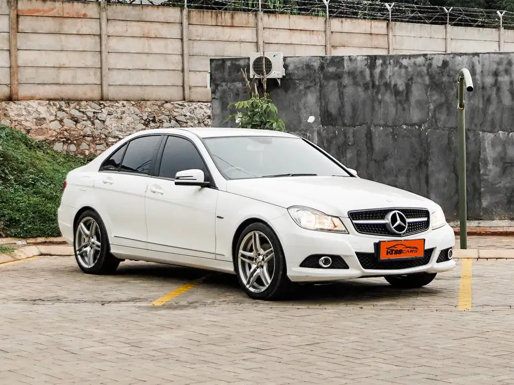 Mercedes Benz C200 CGI Classic 2013 putih matic