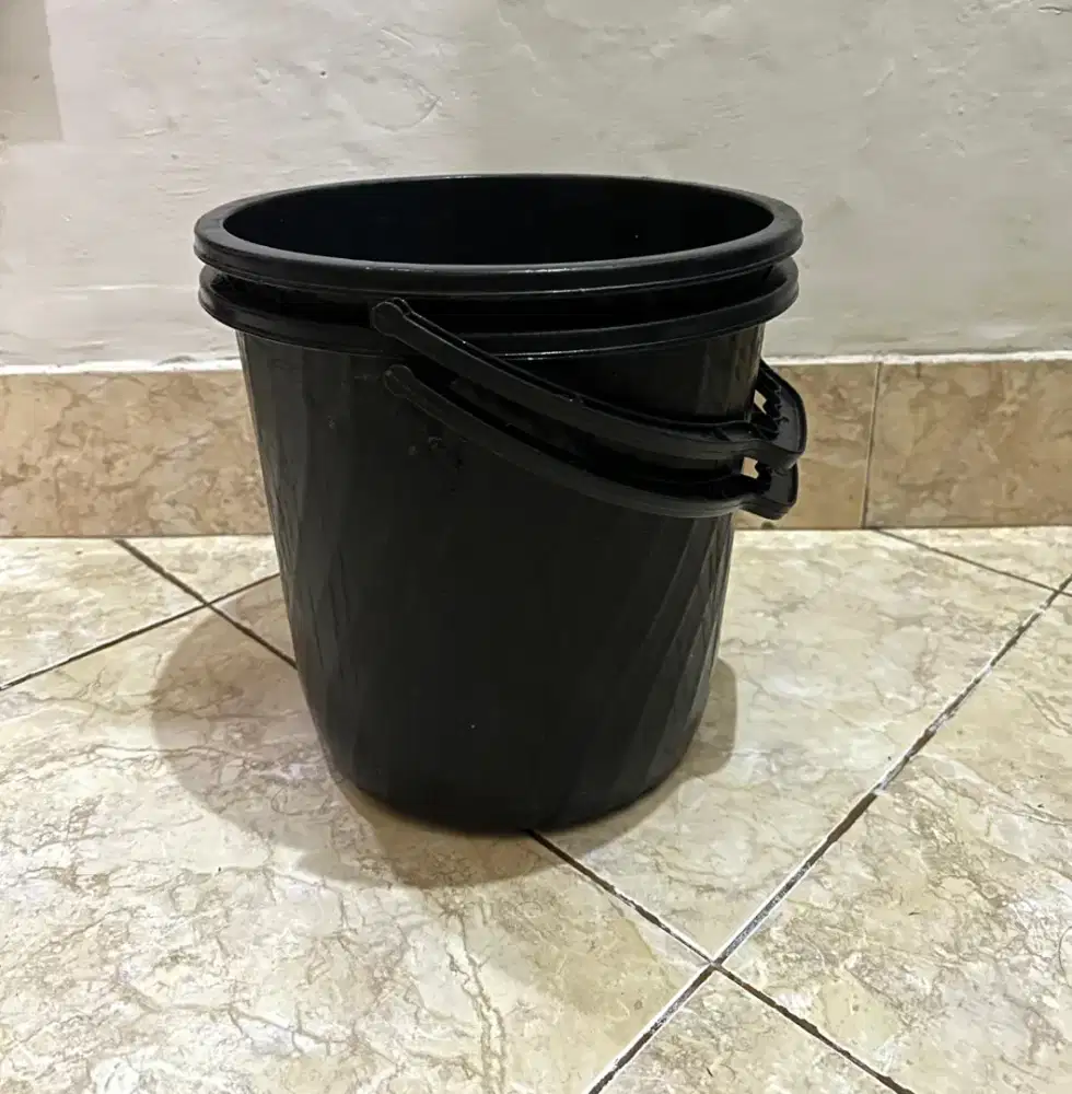 Dijual 2 buah ember plastik kondisi masih bagus dan siap pakai