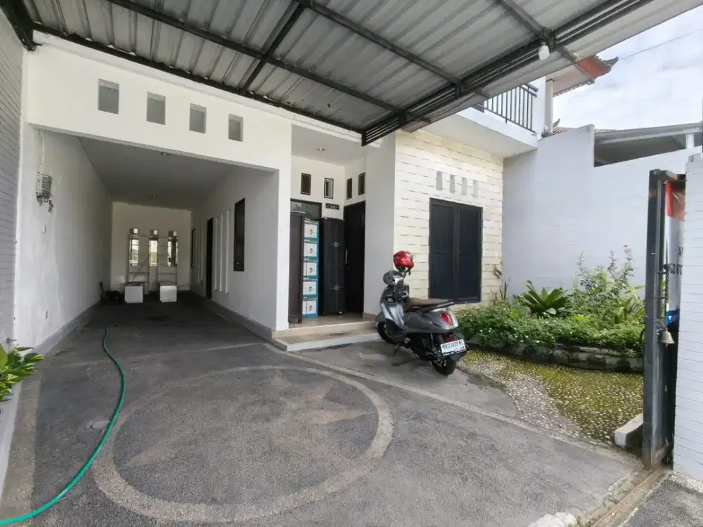 Dijual Rumah 2 Lantai Dekat Ahmad Yani Utara Denpasar - 6 Kamar Garasi 2 Mobil Siap Huni