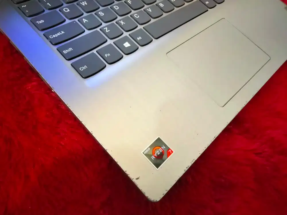 Lenovo ip slim3/RYZEN 7-3700u/RAM8gb/SSD256gb /vga AMD RADEON RXVEGA10