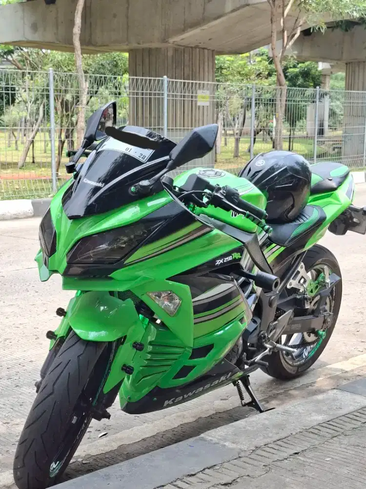 Di jual cepat motor sport Kawasaki ninja 250 fi old 2012 lengkap