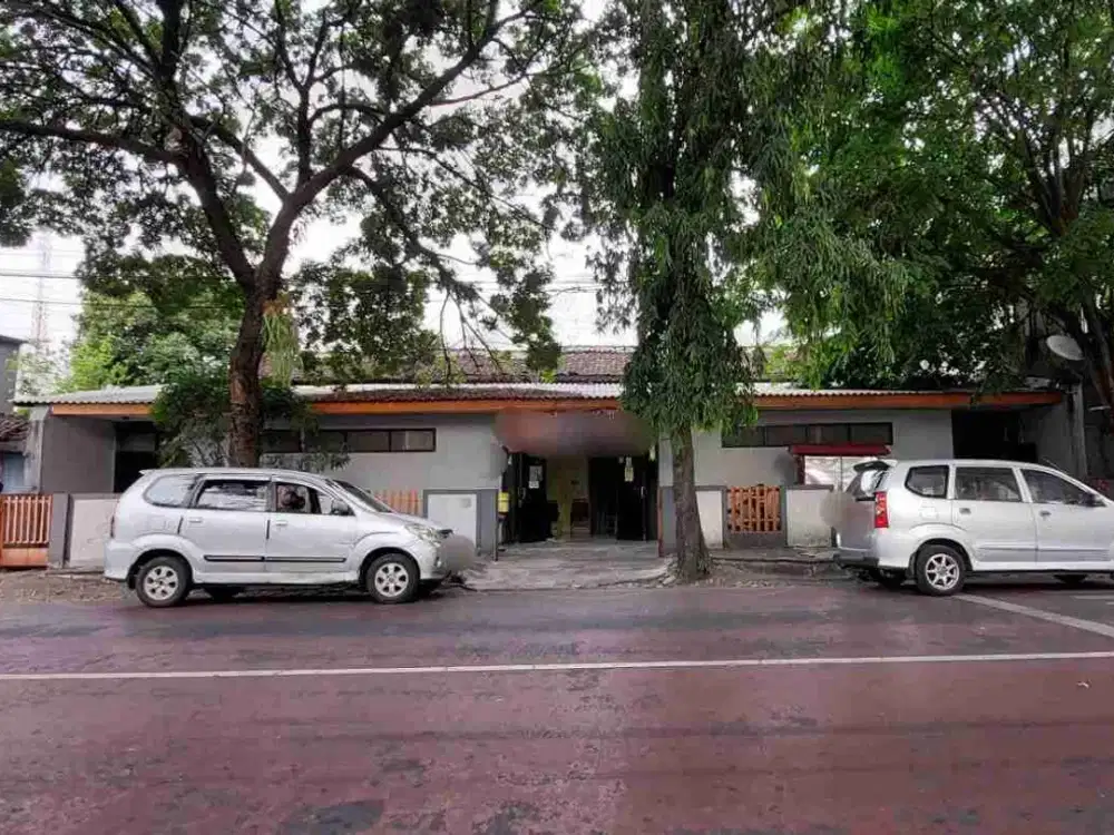 Tanah ada bangunan lawas tengah kota dekat Stasiun Balapan