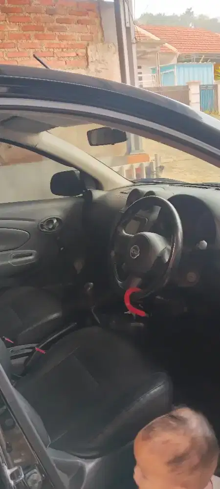 Mobil sedan Nissan almera