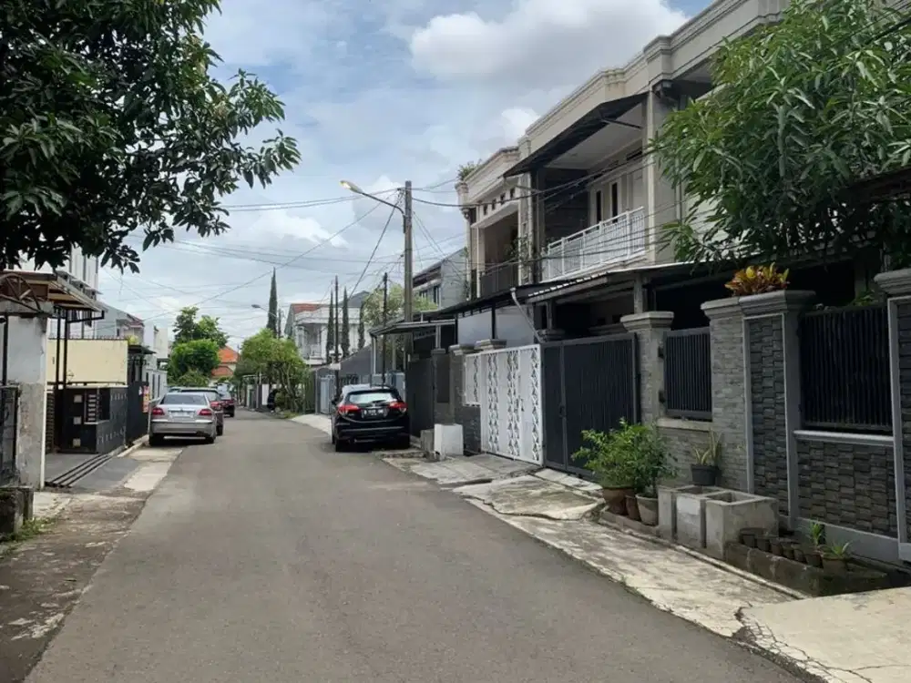 Rumah di pusat kota turagga salendro timur