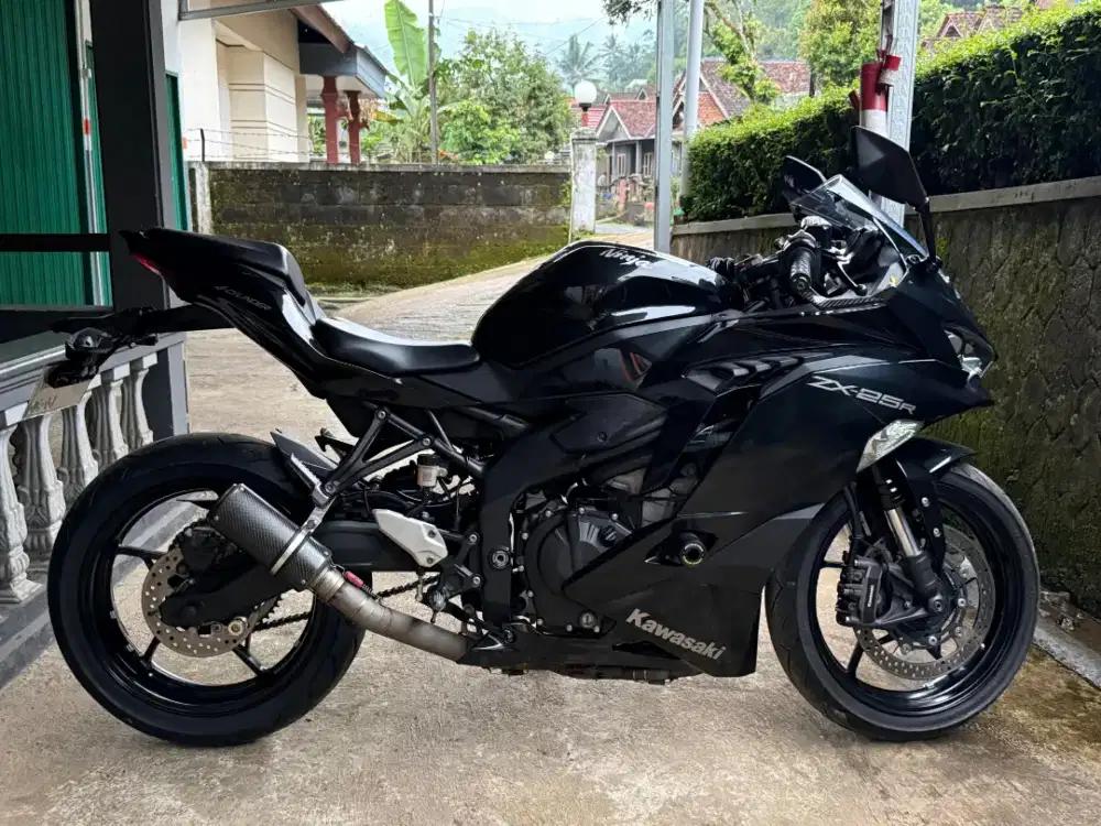 Kawasaki ZX25R hitam