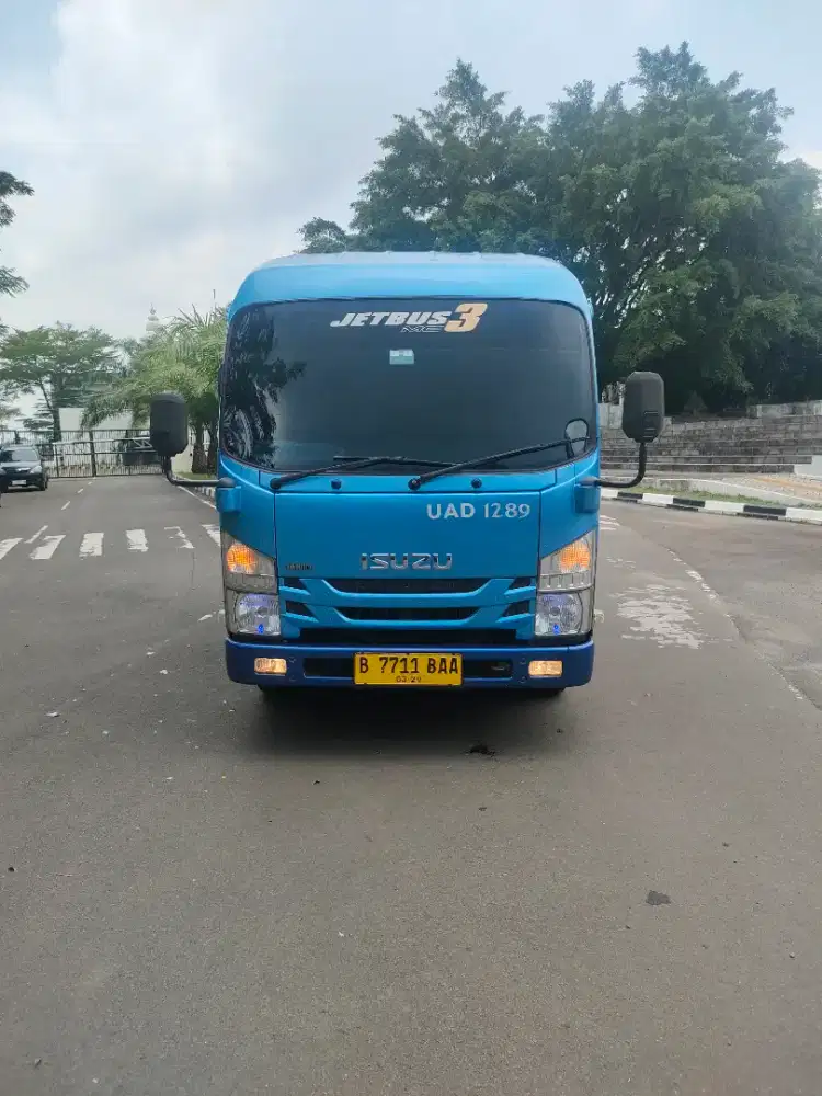 ISUZU ELF MINIBUS GIGA SHOT