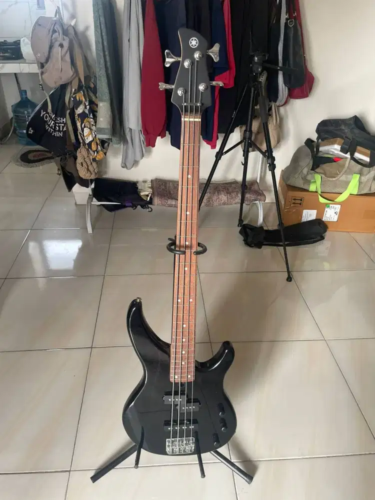 gitar bass elektrik Yamaha TRBX174