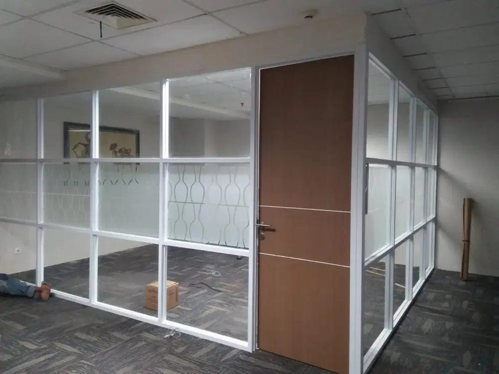 Pemasangan partisi alumunium kaca