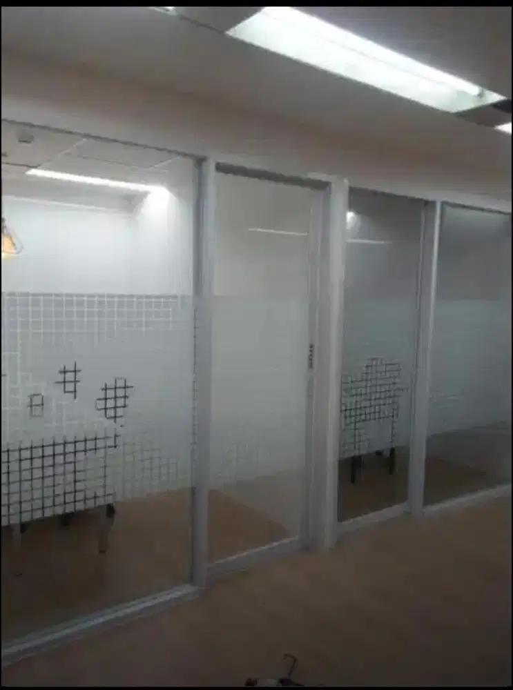 Pemasangan partisi kaca