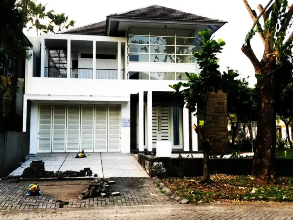 Rumah Mewah Diamond Hill – Like New, Second Rasa Baru - Surabaya Barat