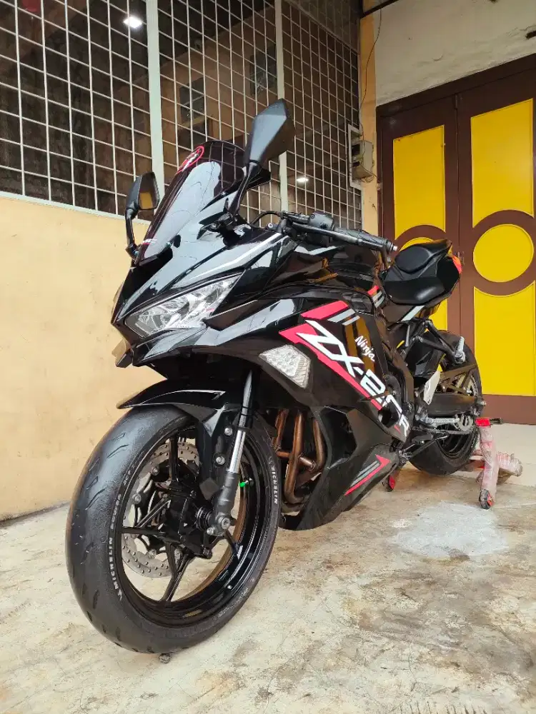 Kawasaki ZX25R / ZX 25R 2022, Black Premium Metalic, Unit Mulus.