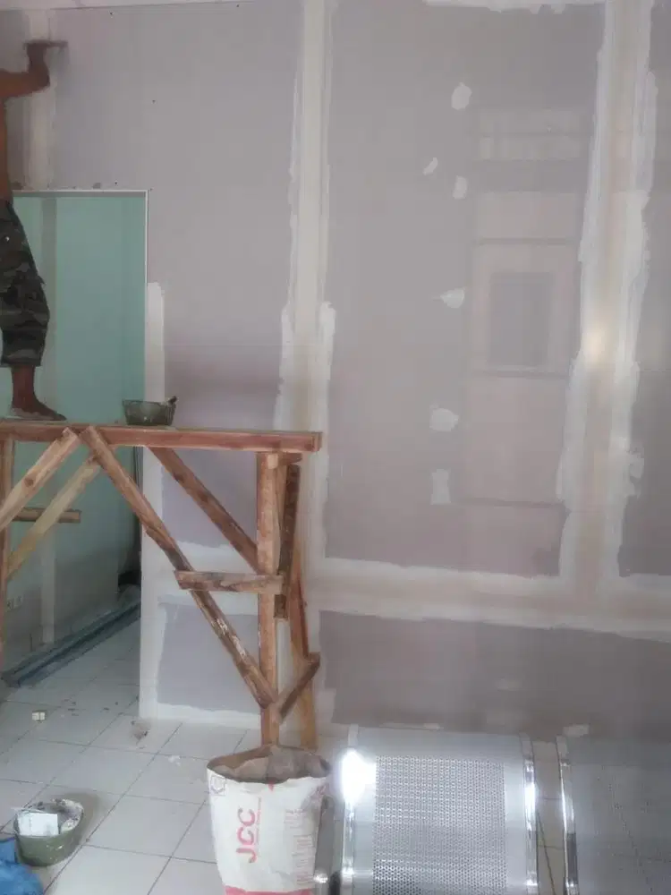 Pemasangan partisi gypsum