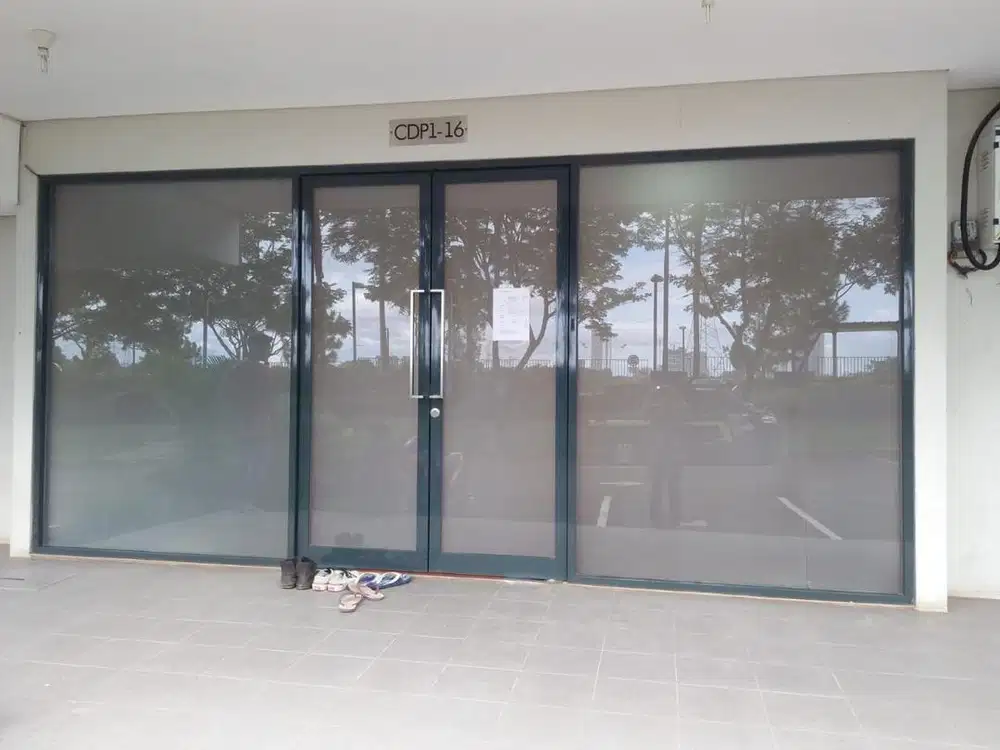 Pemasangan partisi kaca