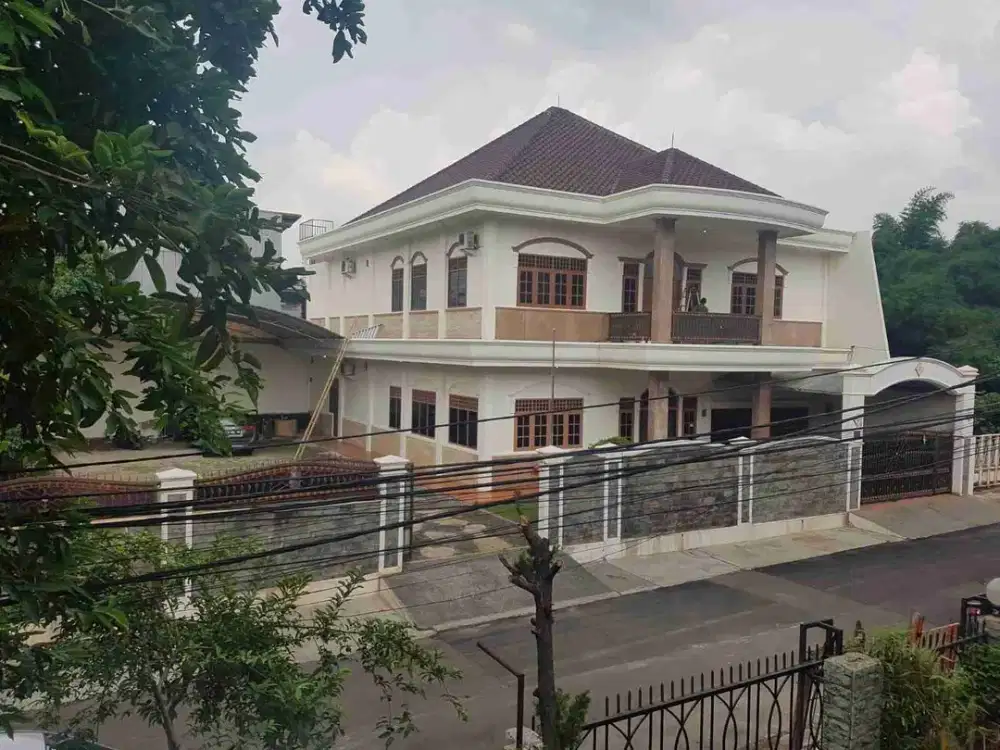 Rumah Mewah Hook 2 Lantai Taman Laguna | LT 696m (2 Kavling) | 7 KT | Siap Huni