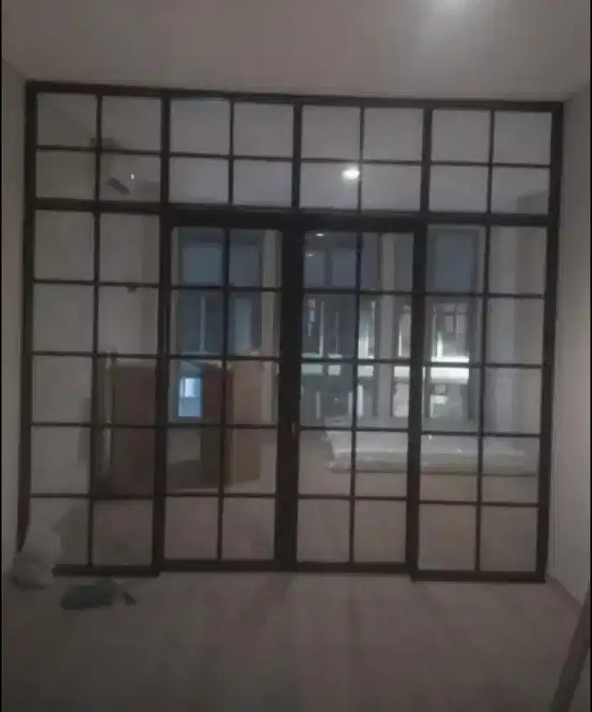Pemasangan partisi kaca