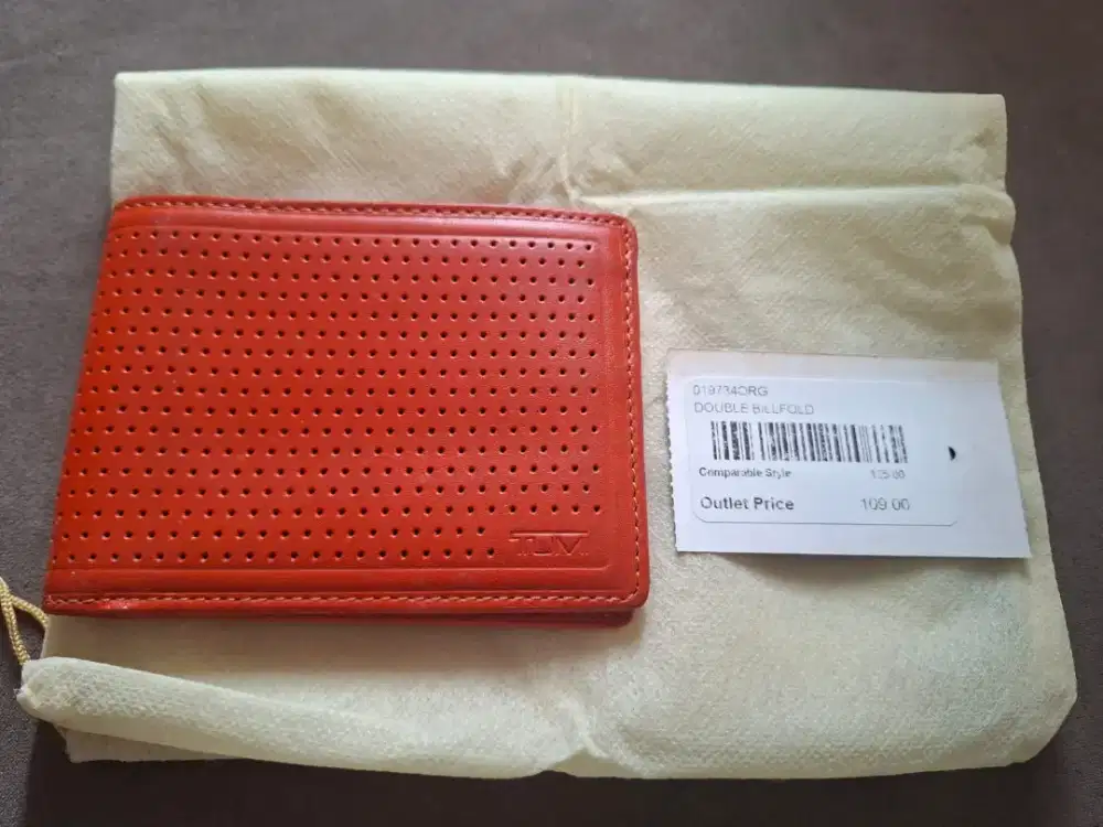 Dompet / wallet Tumi autentik.. best condition.. original store tumi