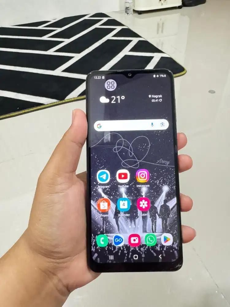 Samsung A12 4/128 ( Retak sehelay ) hp dus