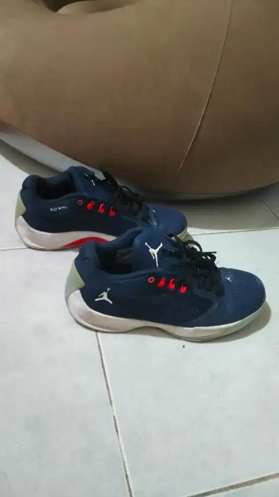 Sepatu kets Nike Air Jordan Rising High Low berwarna Biiru Tua