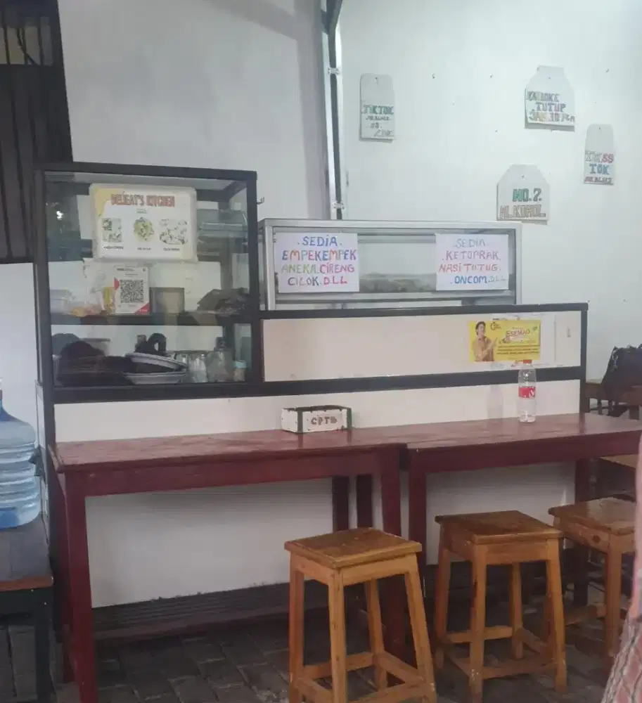 Etalase kaca dagang