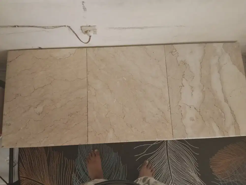 Meja marmer dan sofa serta meja makan kaca