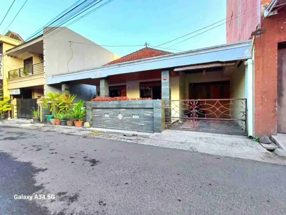 rumah nyaman siap huni dekat jalan raya gedung graha saba Solo