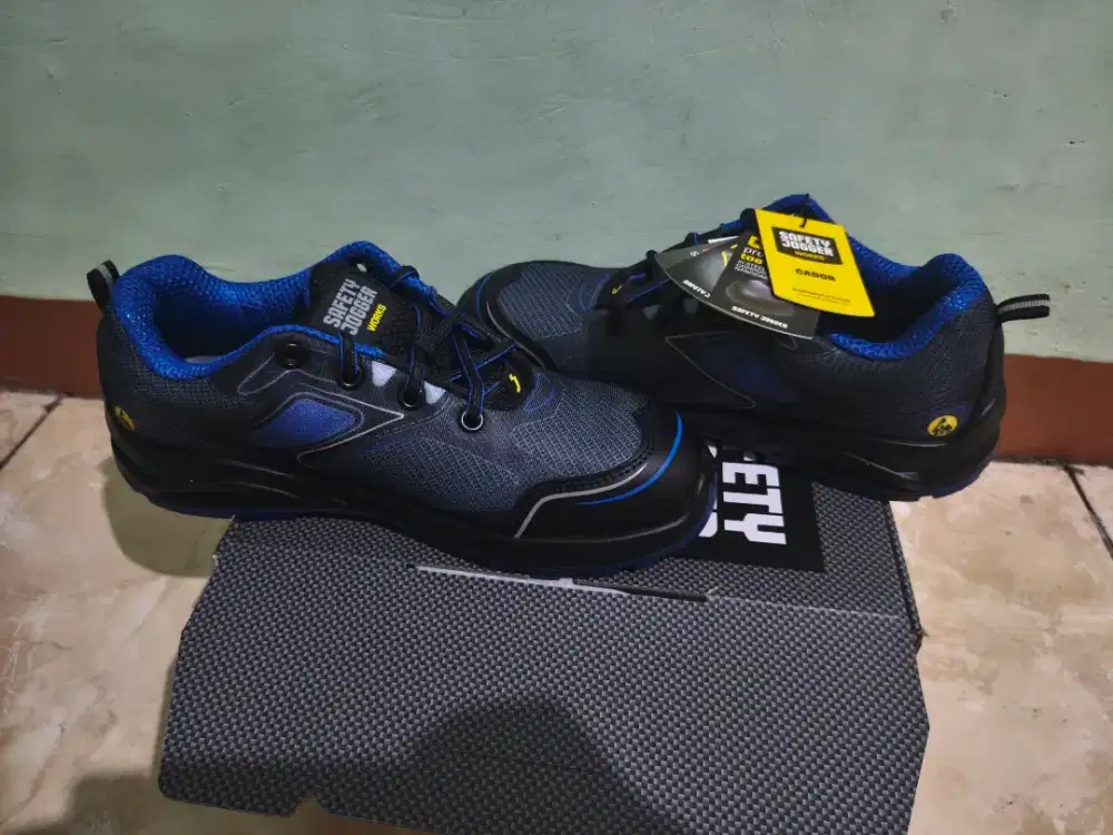 Sepatu safety jogger