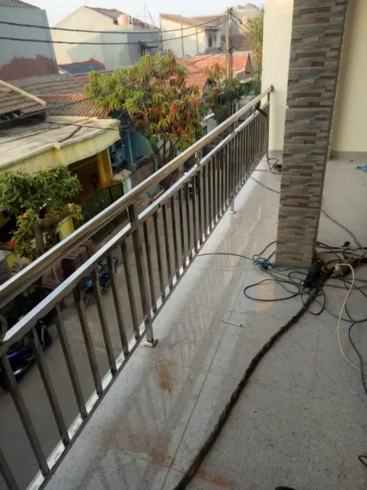 Raling tangga dan balkon stainlis motif minimalis