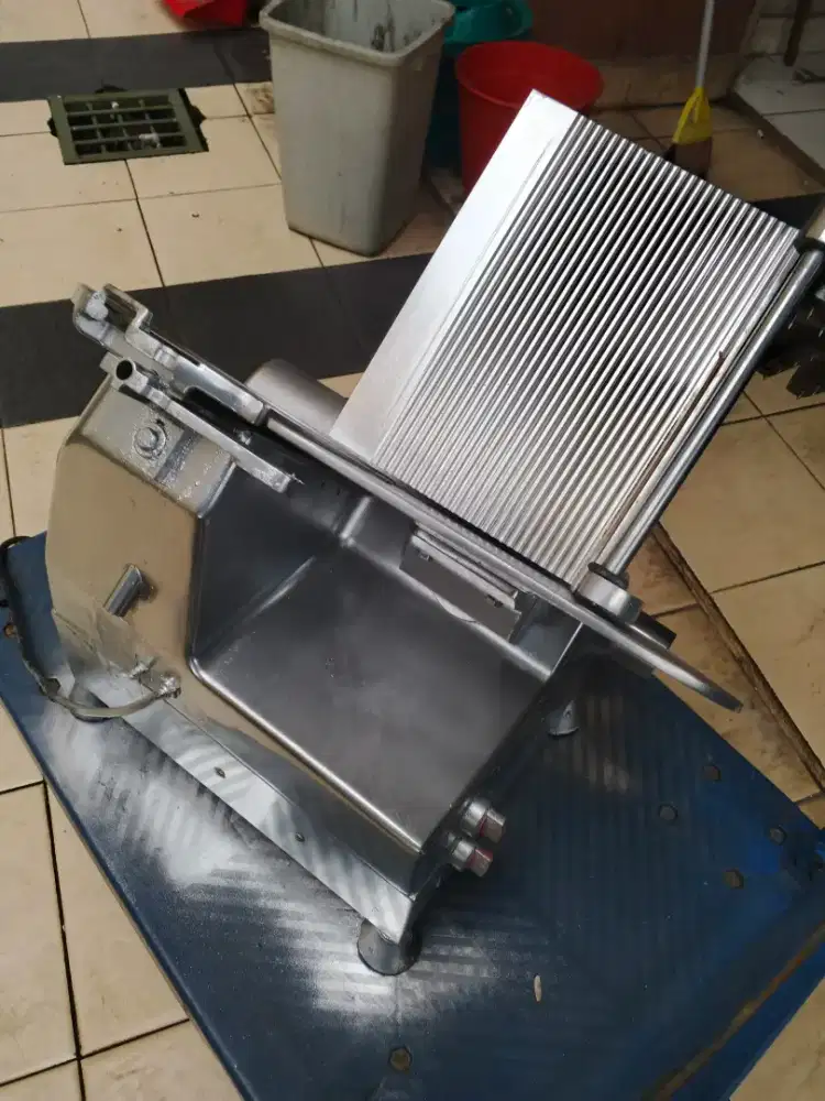 Mesin slide daging otomatis