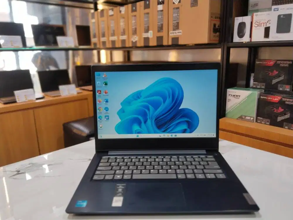 LENOVO IDEAPAD SLIM 3 14AMN8	RYZEN 3-7320U/RAM 8GB/SSD 512GB/MULUS