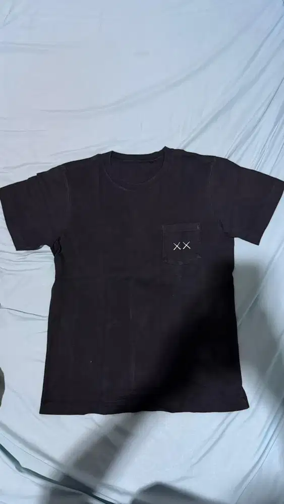 Kaos Uniqlo x kaws