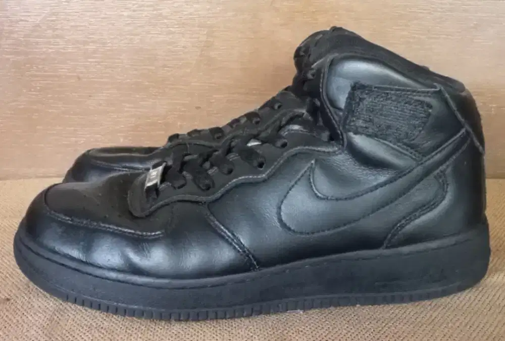 Sepatu Nike Air Force One hitam size 43