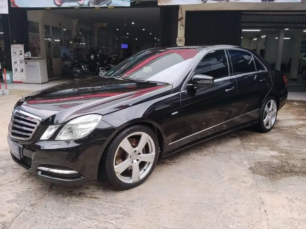 Mercedes Benz E 250 CGI AT 2012 Hitam.