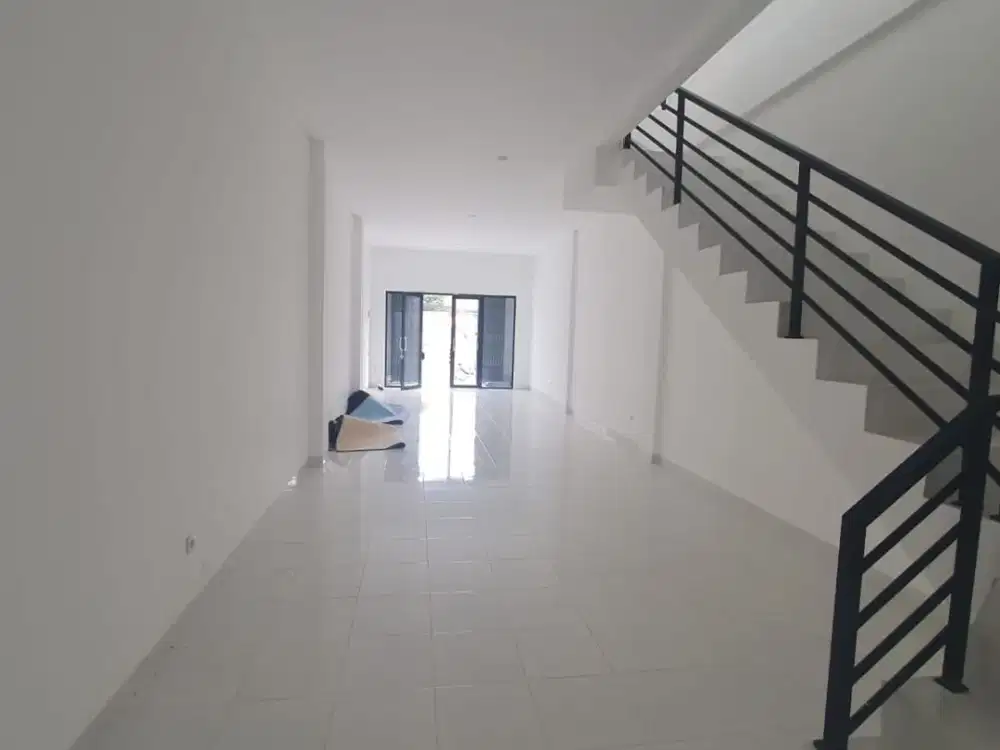 LT 115m², SHM, Siap Usaha, Harga Nego 3.1M! Ruko Brand New 3,5 Lantai di Cengkareng Barat