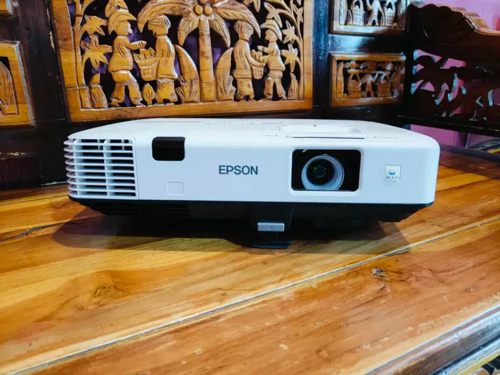 LCD Proyektor Epson EB-1930 4200 Lumens Bisa Split Tampilan