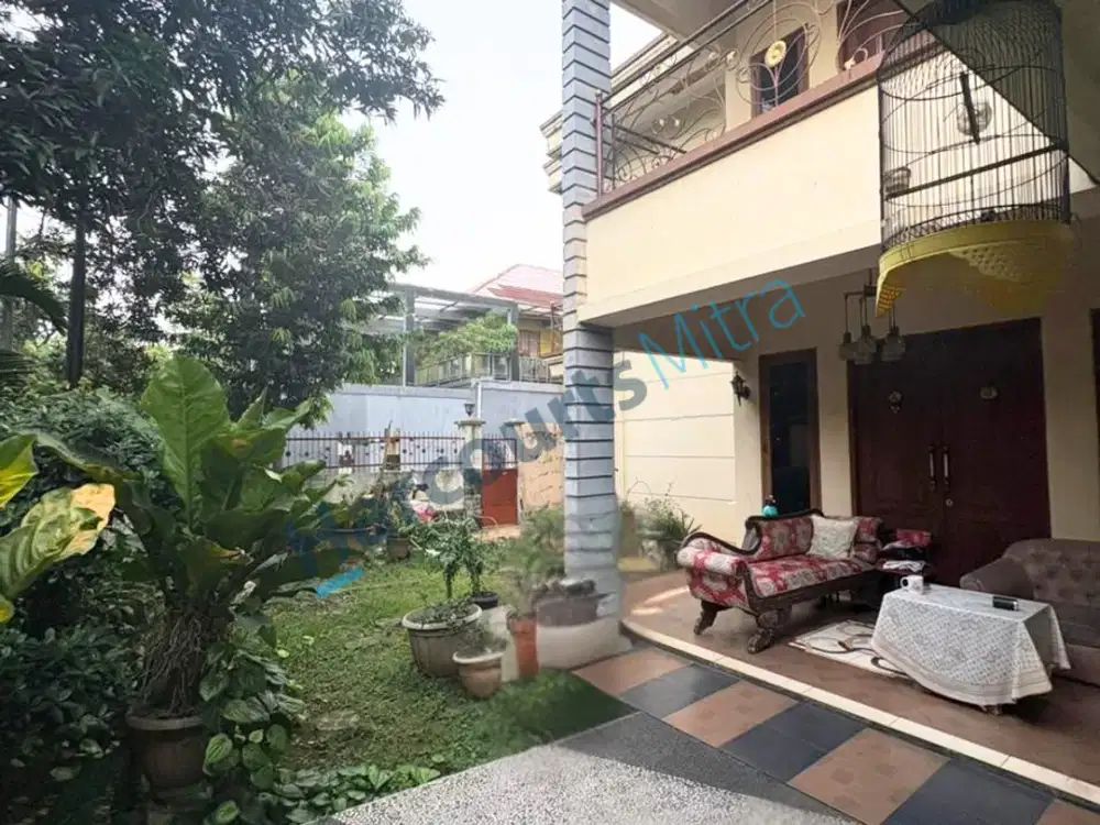 RUMAH MEWAH DAN TINGKAT, SANGAT TERAWAT, BEBAS BANJIR DI PULO GADUNG – (AR)